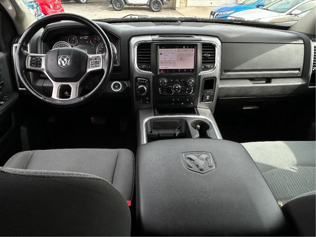 2022 RAM 1500 Classic SLT 3.6L/4X4  CALL NAPANEE 613-354-2100 Photo