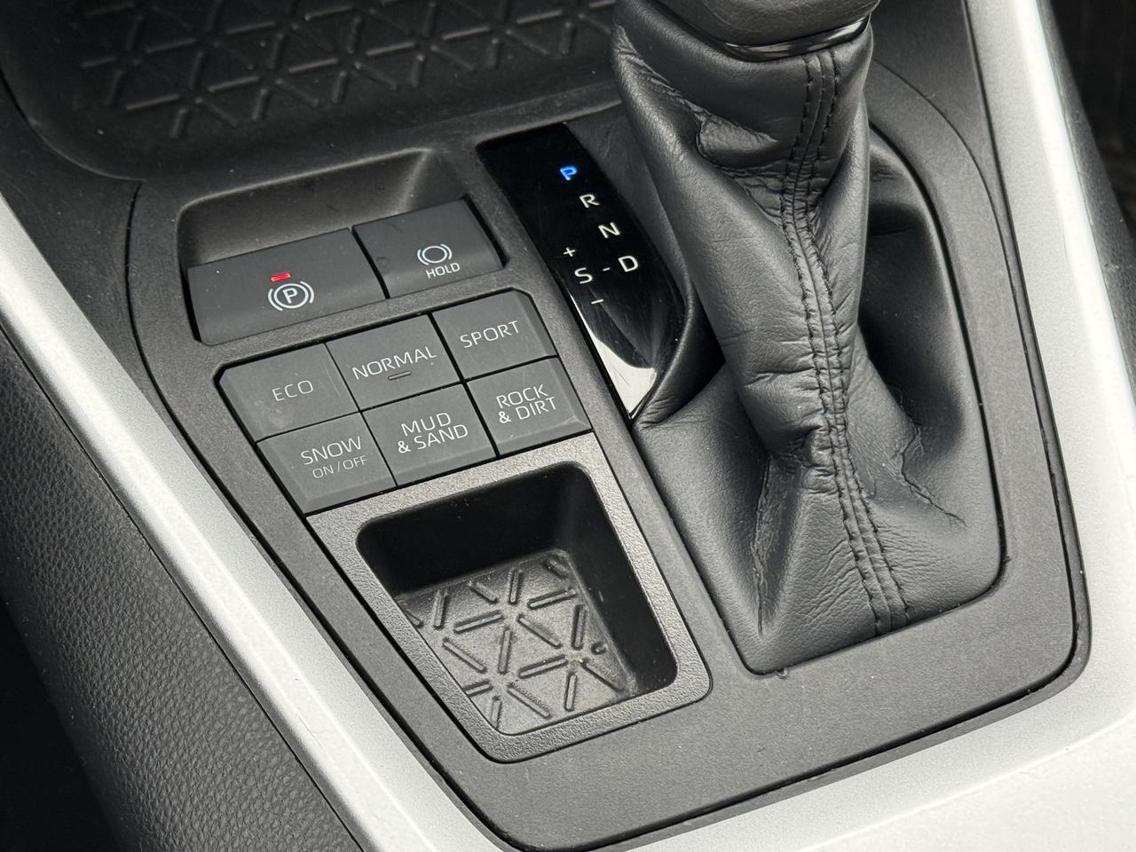 2024 Toyota RAV4 XLE l AWD l Toyota Warranty l 2.5 l 4Cyl l Sunroof Photo