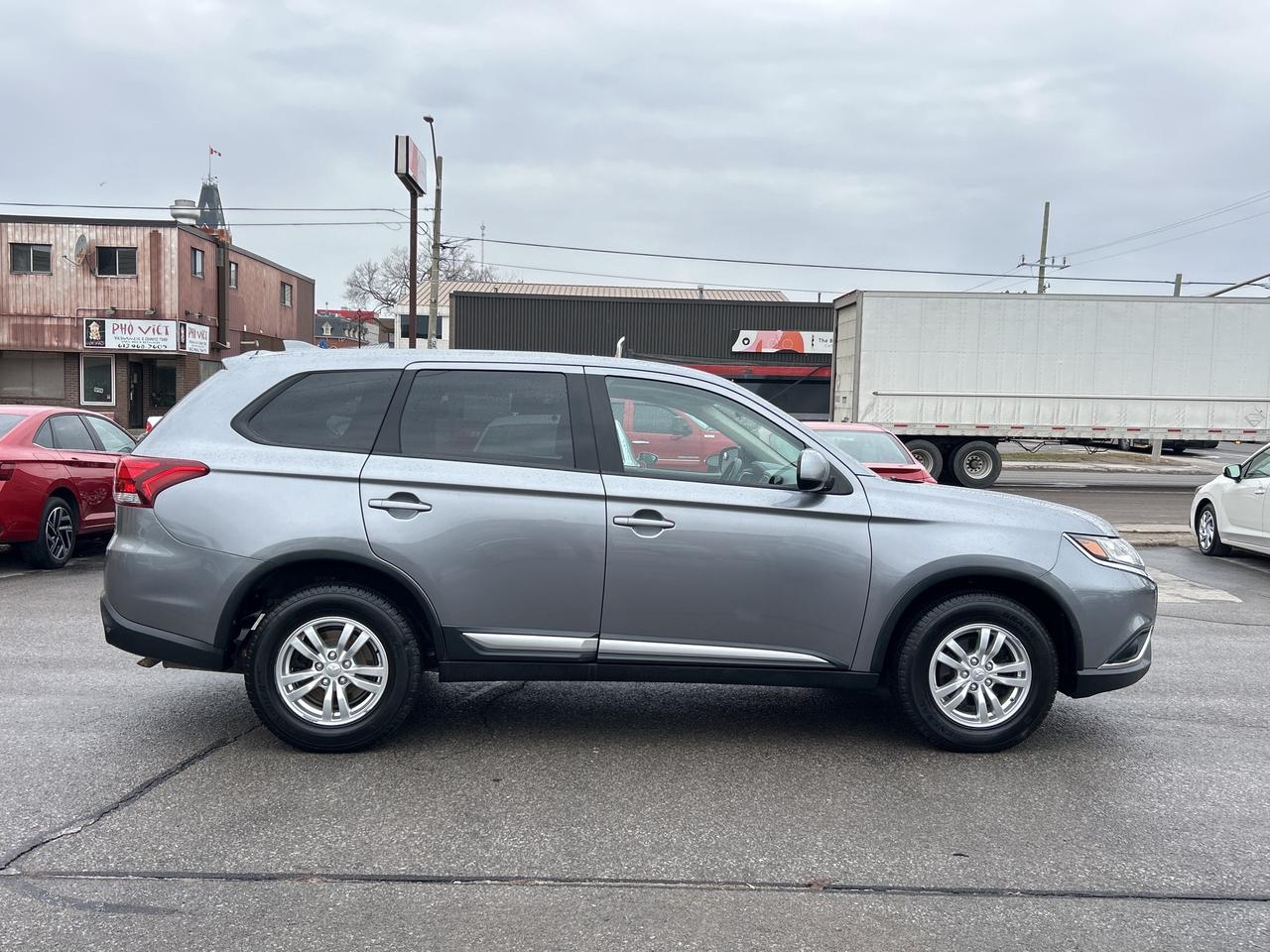 2019 Mitsubishi Outlander ES AWD CALL BELLEVILLE 613-961-8848 Photo