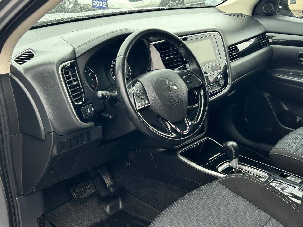 2019 Mitsubishi Outlander ES AWD CALL BELLEVILLE 613-961-8848 Photo