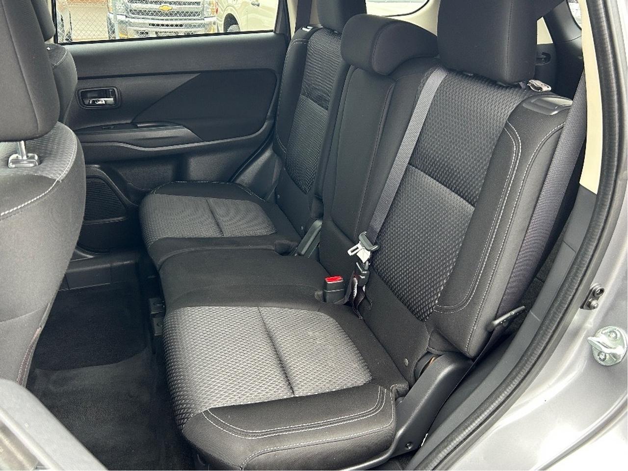 2019 Mitsubishi Outlander ES AWD CALL BELLEVILLE 613-961-8848 Photo