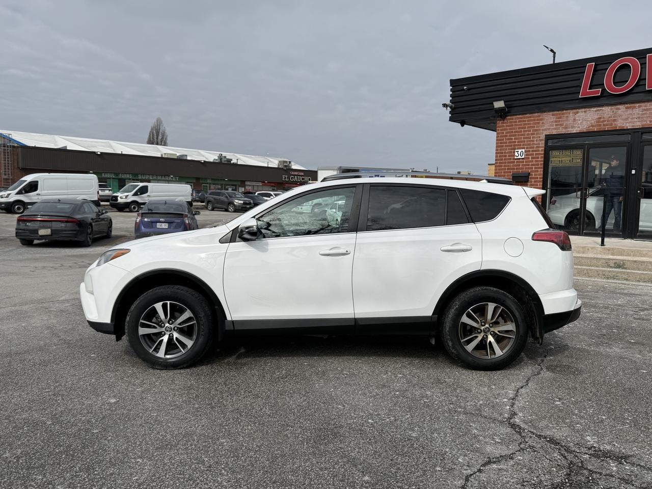 2018 Toyota RAV4 LE l 2.5i l FWD l 22 Toyota Service Records l 4Cyl Photo