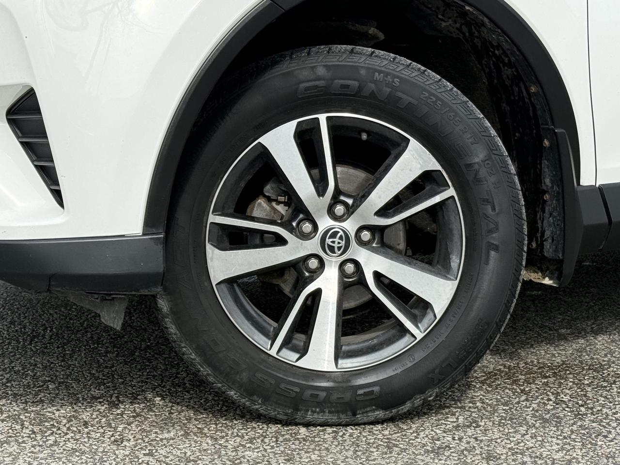 2018 Toyota RAV4 LE l 2.5i l FWD l 22 Toyota Service Records l 4Cyl Photo