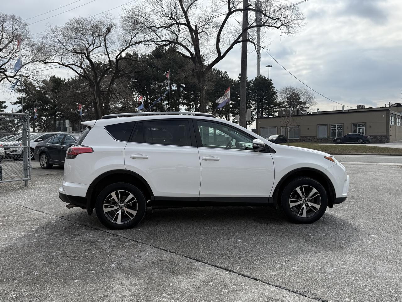 2018 Toyota RAV4 LE l 2.5i l FWD l 22 Toyota Service Records l 4Cyl Photo