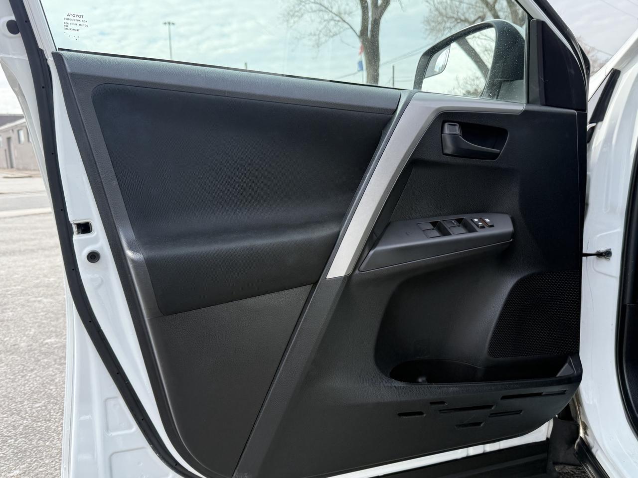 2018 Toyota RAV4 LE l 2.5i l FWD l 22 Toyota Service Records l 4Cyl Photo