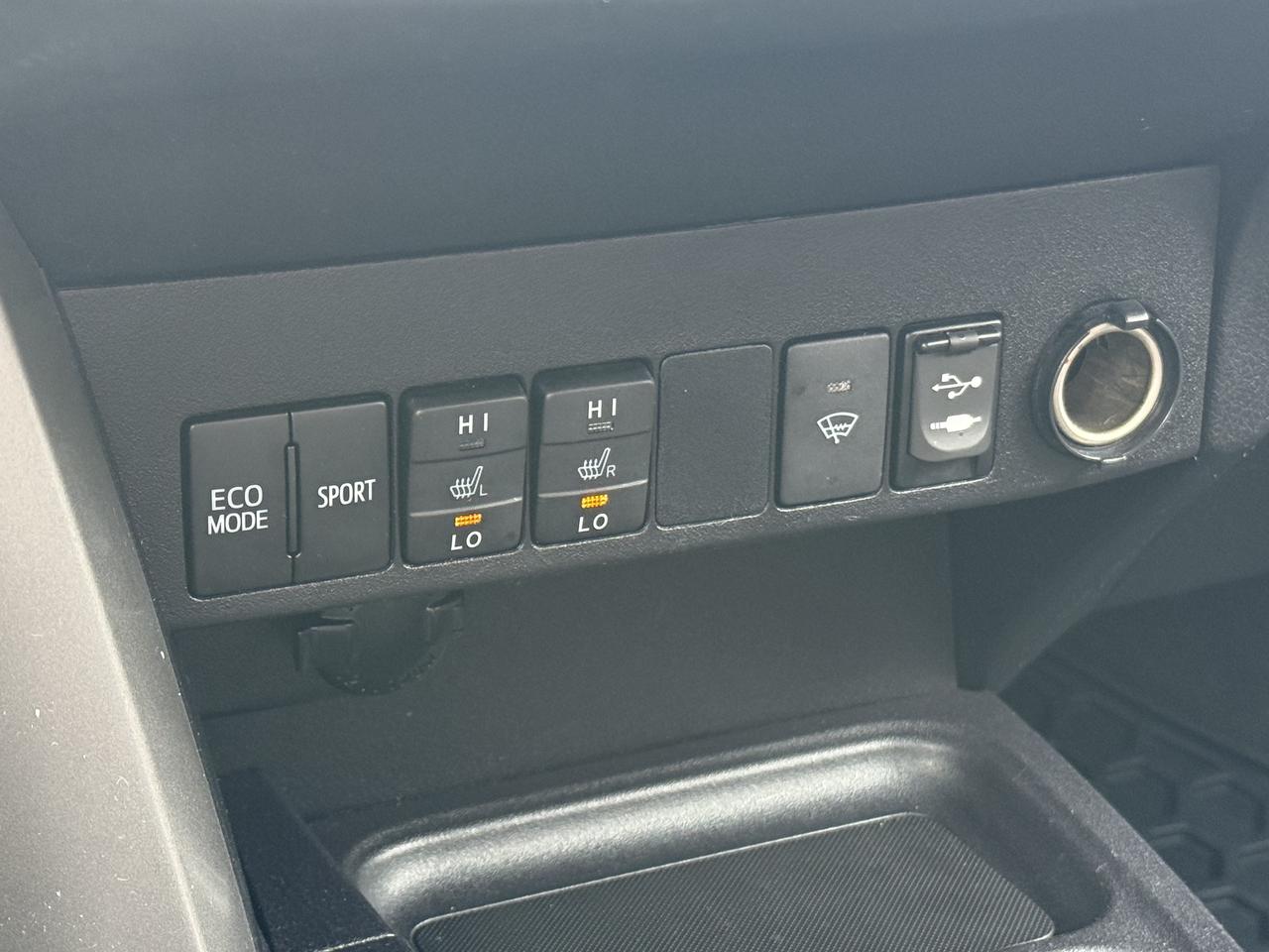 2018 Toyota RAV4 LE l 2.5i l FWD l 22 Toyota Service Records l 4Cyl Photo