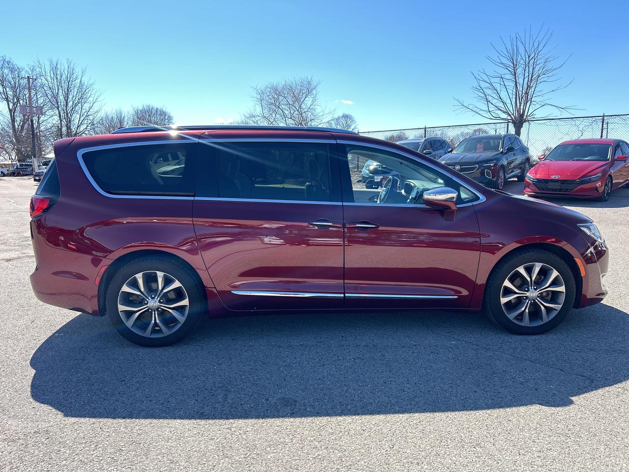 2020 Chrysler Pacifica 8 PASSENGER, LIMITED! POWER SLIDING DOORS! Photo