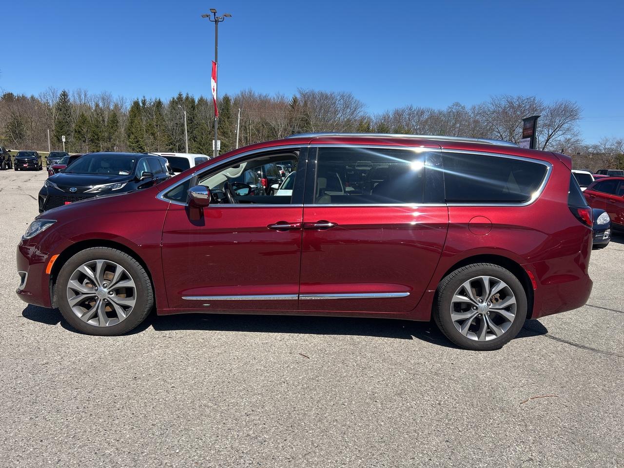 2020 Chrysler Pacifica 8 PASSENGER, LIMITED! POWER SLIDING DOORS! Photo