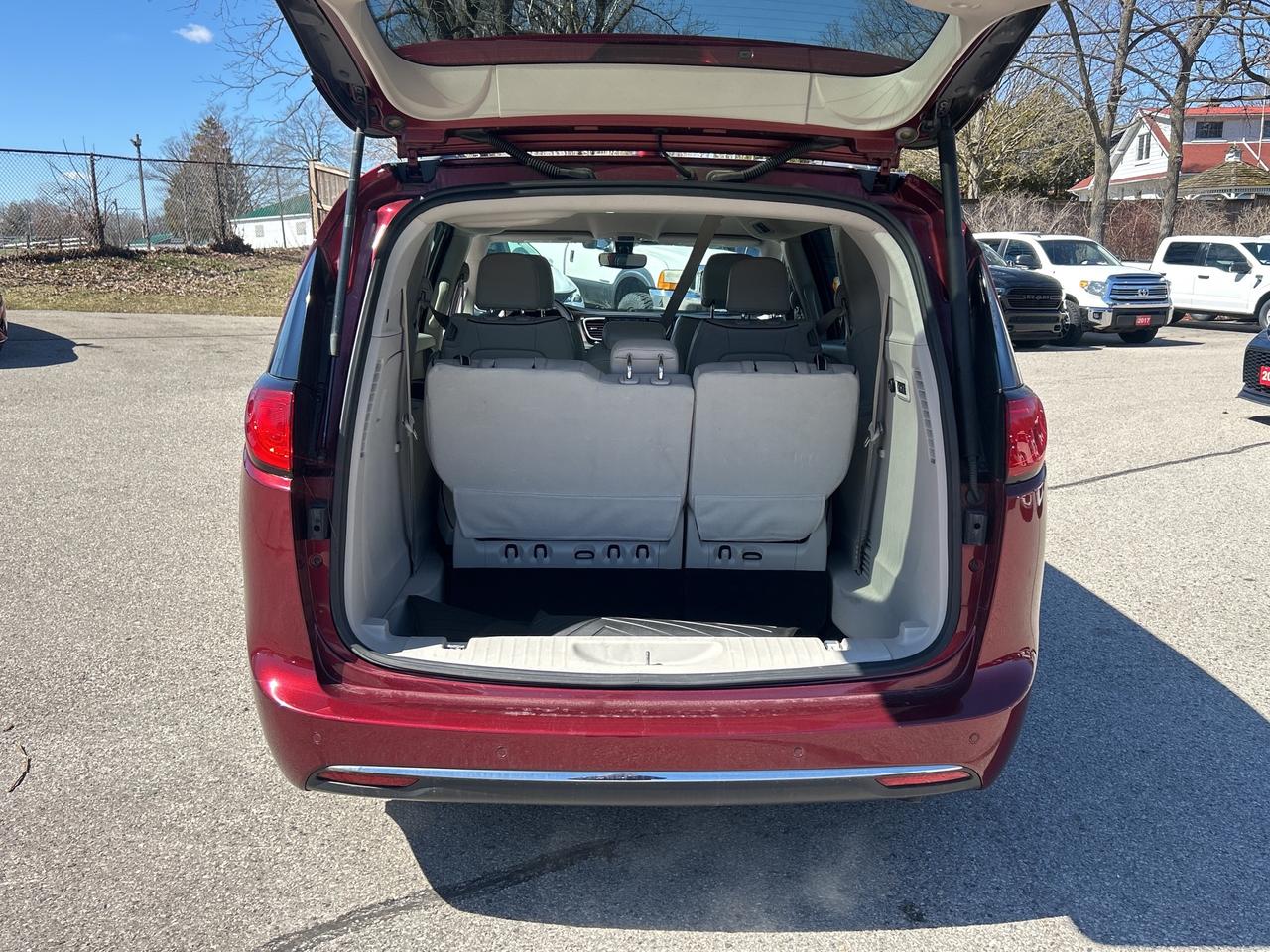 2020 Chrysler Pacifica 8 PASSENGER, LIMITED! POWER SLIDING DOORS! Photo