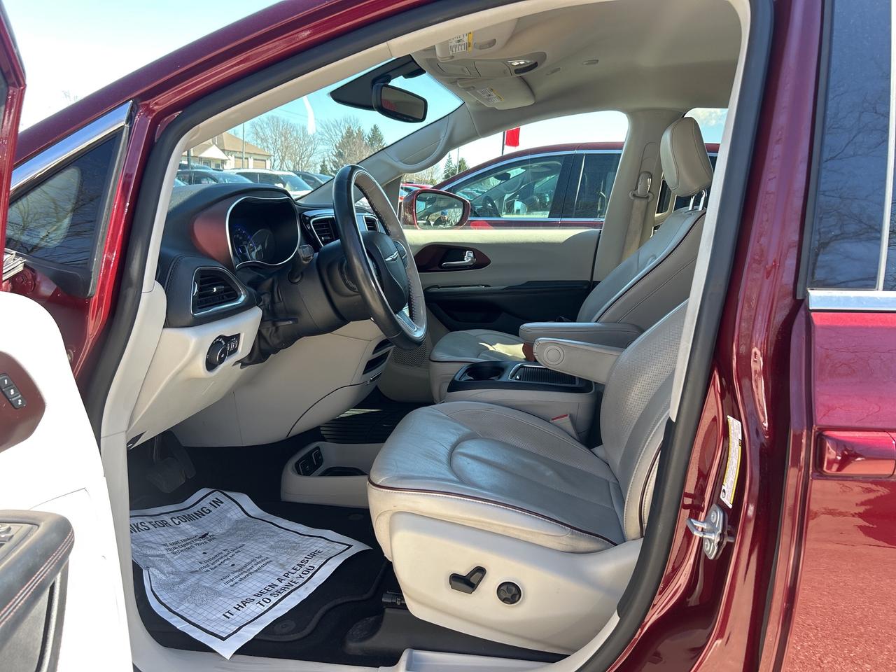 2020 Chrysler Pacifica 8 PASSENGER, LIMITED! POWER SLIDING DOORS! Photo