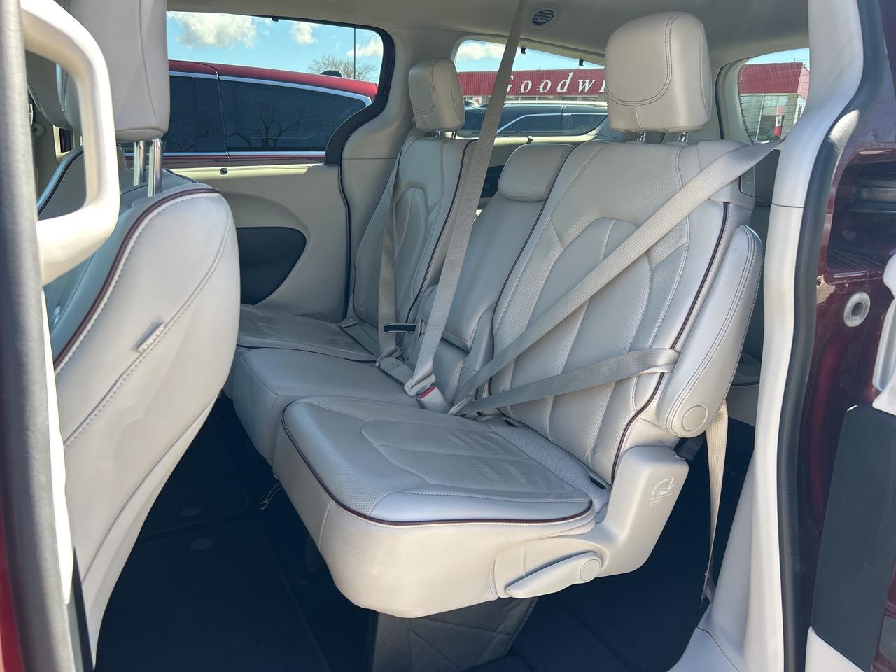 2020 Chrysler Pacifica 8 PASSENGER, LIMITED! POWER SLIDING DOORS! Photo