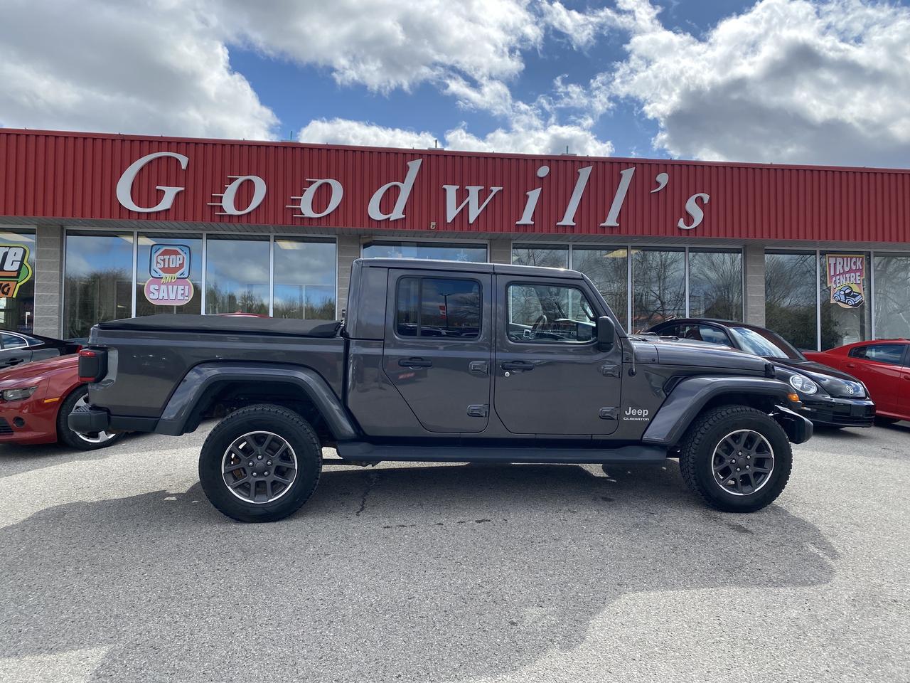2020 Jeep Gladiator OVERLAND, CLEAN CARFAX, HEATED LEATHER, NAV! Photo