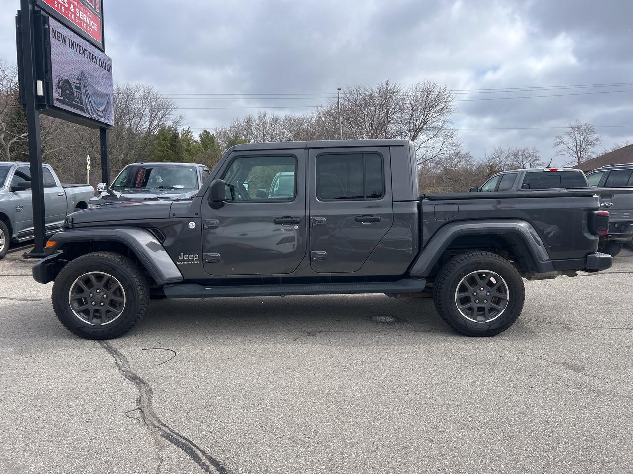 2020 Jeep Gladiator OVERLAND, CLEAN CARFAX, HEATED LEATHER, NAV! Photo