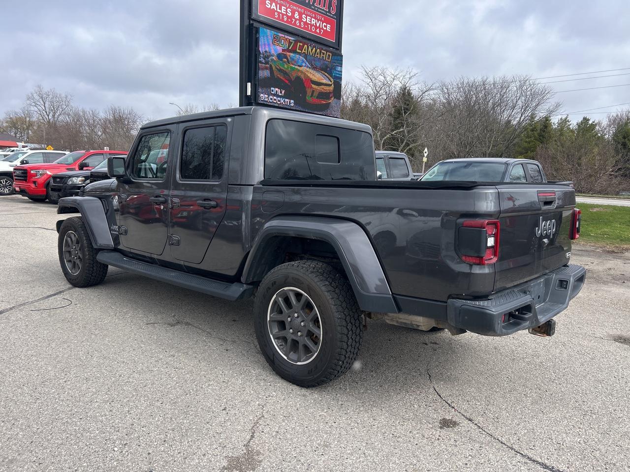 2020 Jeep Gladiator OVERLAND, CLEAN CARFAX, HEATED LEATHER, NAV! Photo
