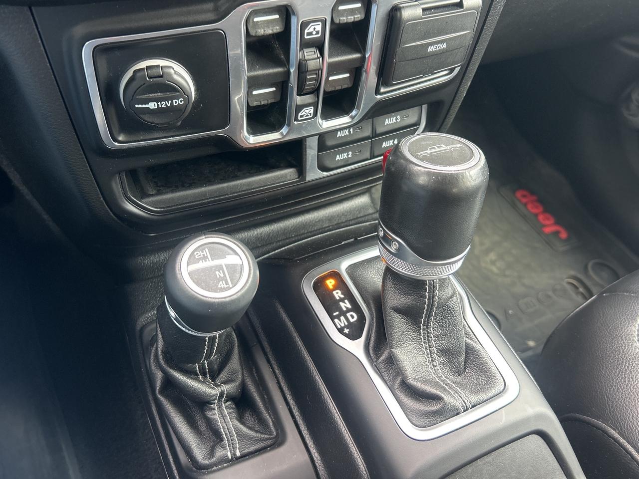 2020 Jeep Gladiator OVERLAND, CLEAN CARFAX, HEATED LEATHER, NAV! Photo