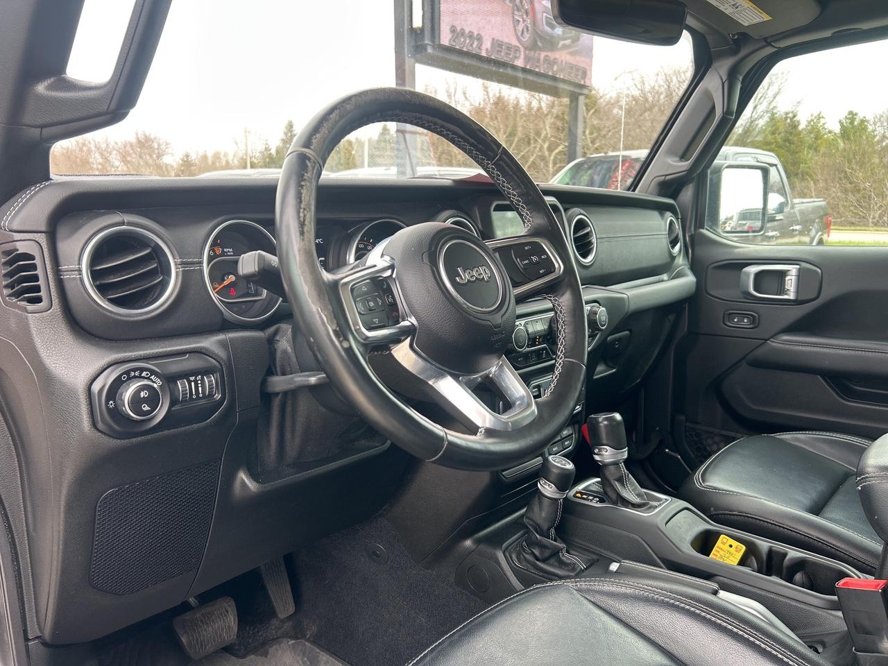 2020 Jeep Gladiator OVERLAND, CLEAN CARFAX, HEATED LEATHER, NAV! Photo