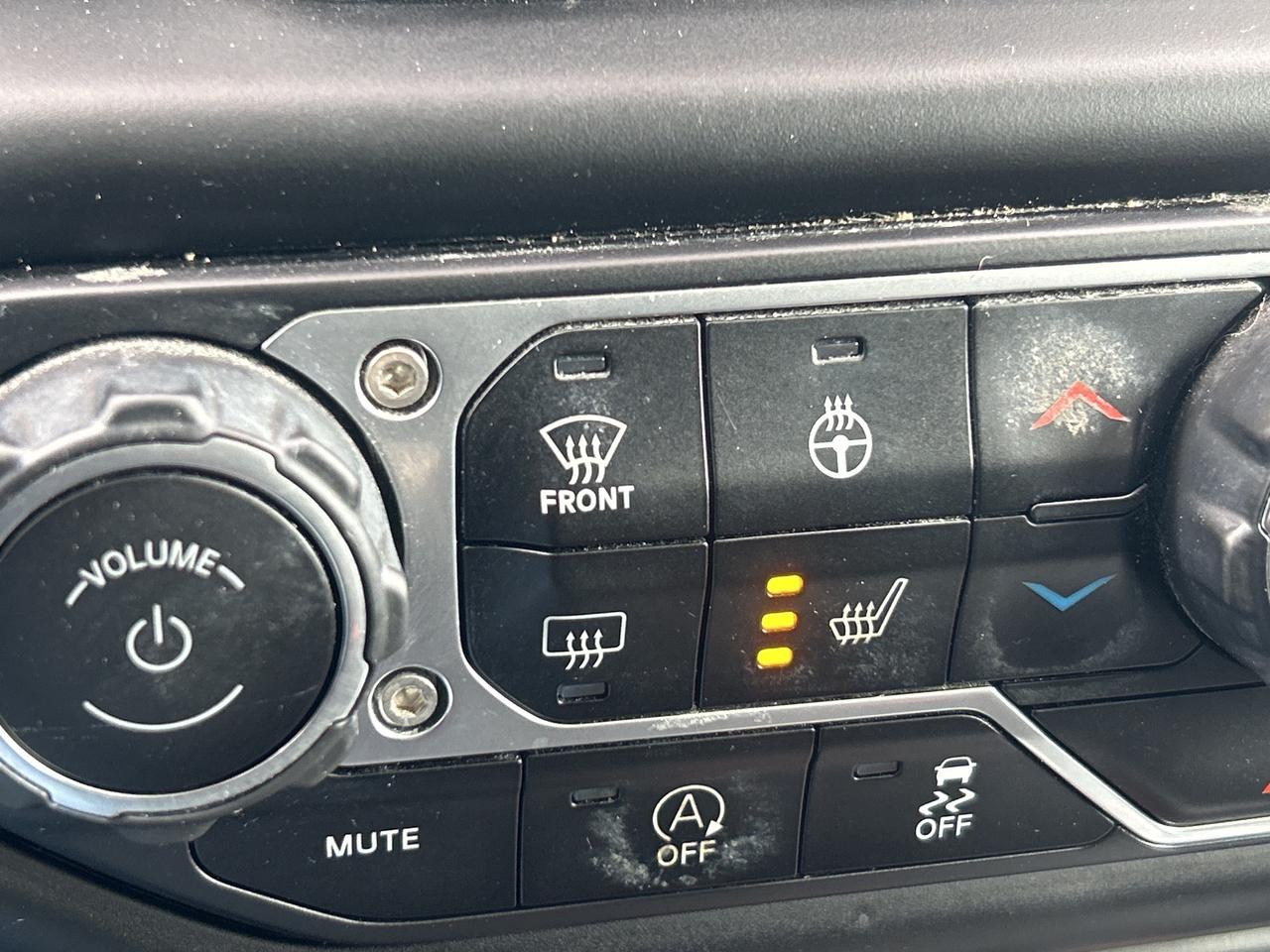 2020 Jeep Gladiator OVERLAND, CLEAN CARFAX, HEATED LEATHER, NAV! Photo