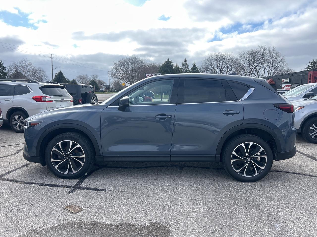 2023 Mazda CX-5 PREMIUM, AWD, HEATED/ COOLED LEATHER, BACK UP CAM! Photo2
