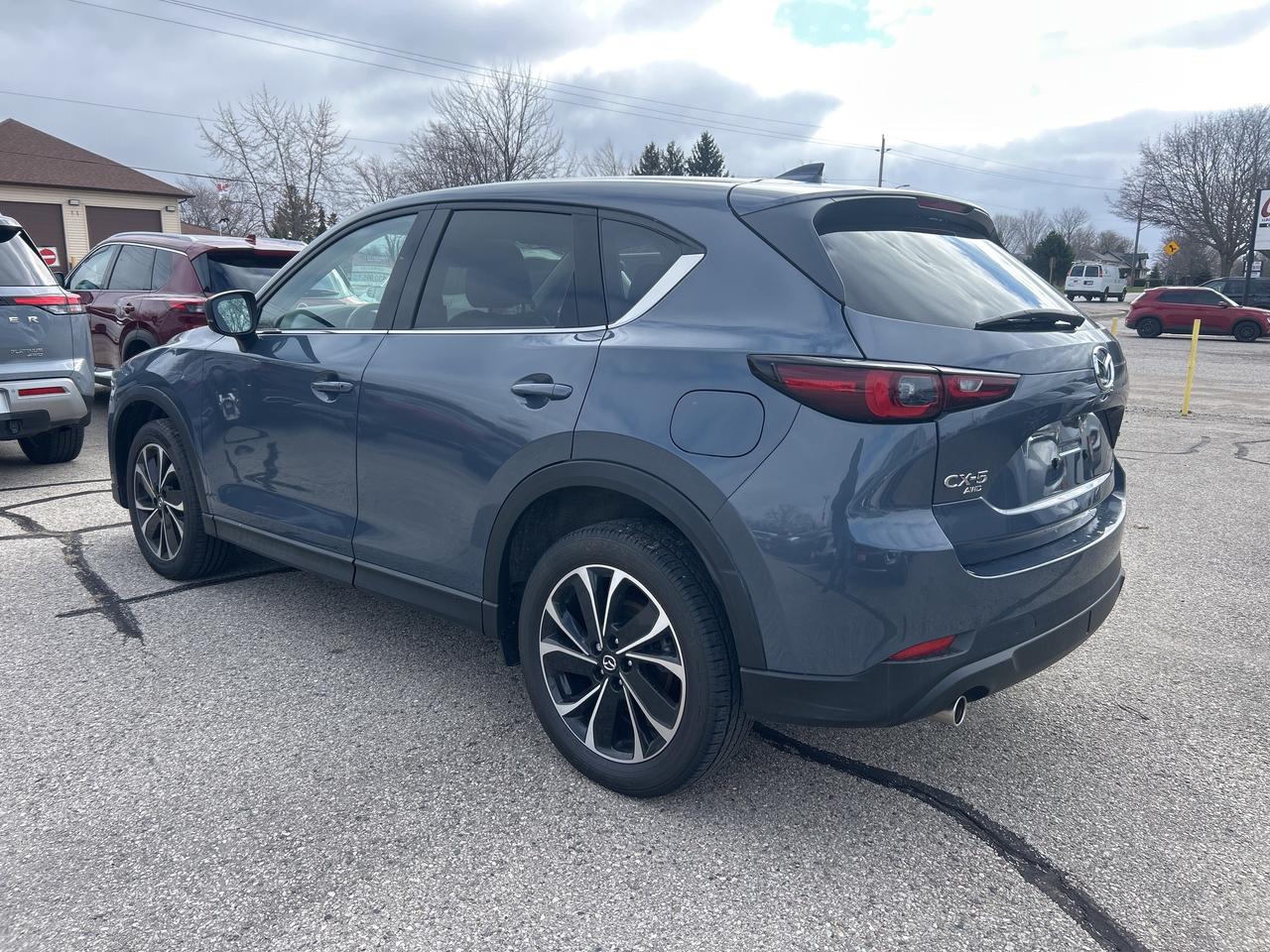 2023 Mazda CX-5 PREMIUM, AWD, HEATED/ COOLED LEATHER, BACK UP CAM! Photo3