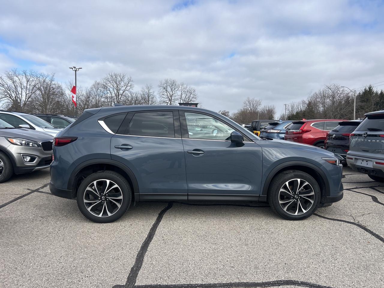 2023 Mazda CX-5 PREMIUM, AWD, HEATED/ COOLED LEATHER, BACK UP CAM! Photo