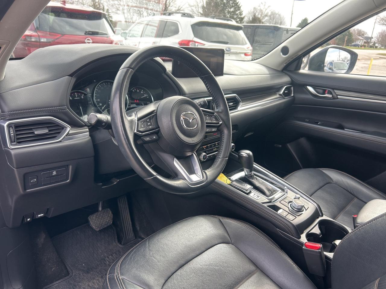 2023 Mazda CX-5 PREMIUM, AWD, HEATED/ COOLED LEATHER, BACK UP CAM! Photo