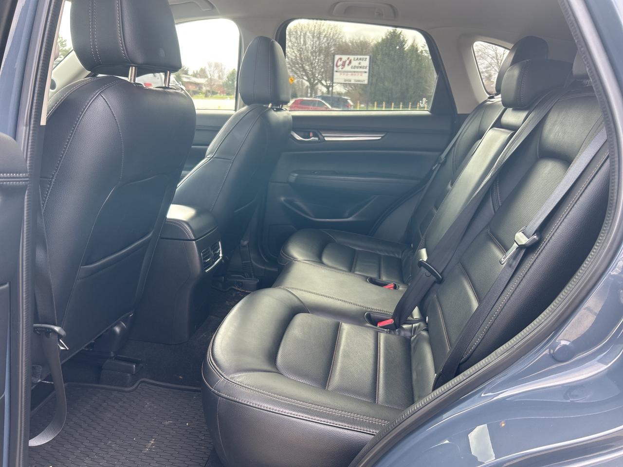 2023 Mazda CX-5 PREMIUM, AWD, HEATED/ COOLED LEATHER, BACK UP CAM! Photo