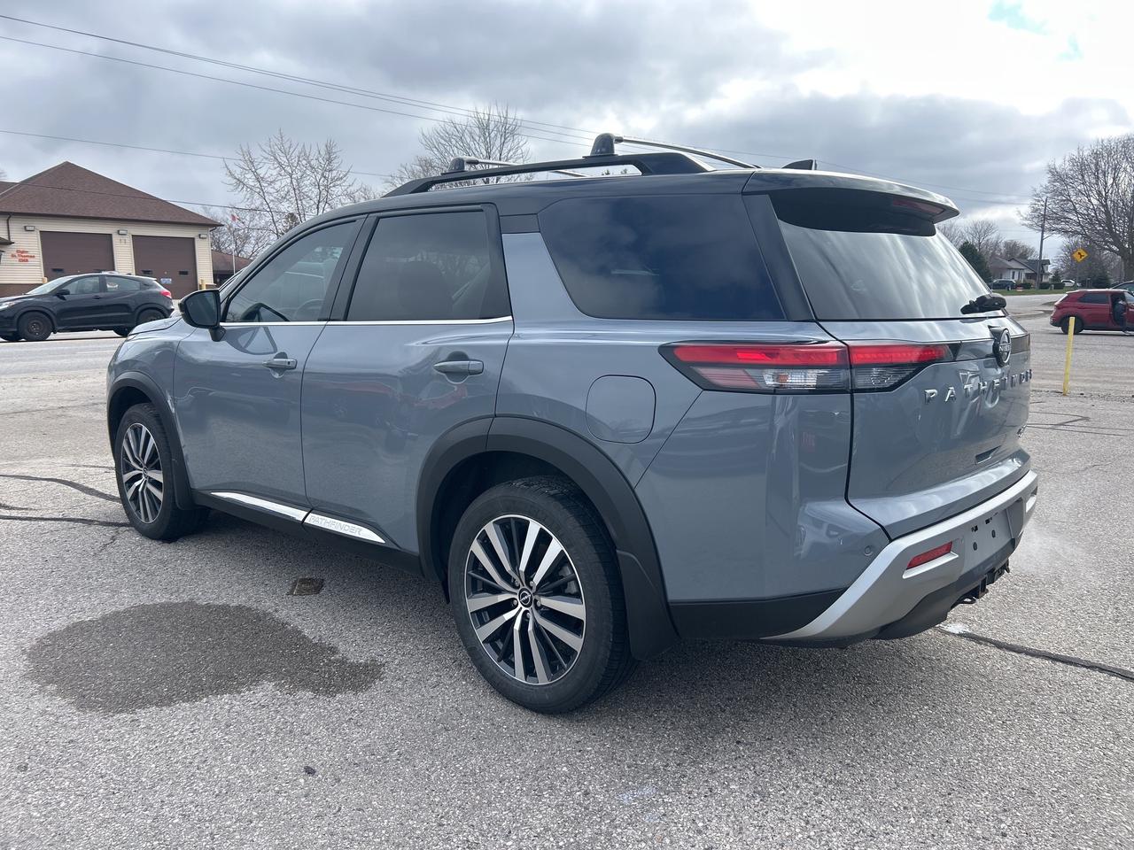 2022 Nissan Pathfinder PLATINUM, AWD, CLEAN CARFAX, 7 PASS, REMOTE START! Photo