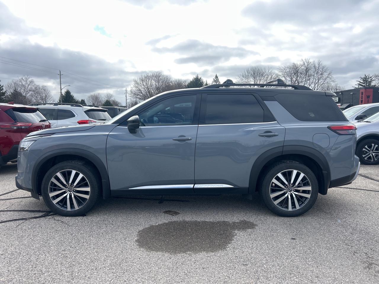 2022 Nissan Pathfinder PLATINUM, AWD, CLEAN CARFAX, 7 PASS, REMOTE START! Photo2