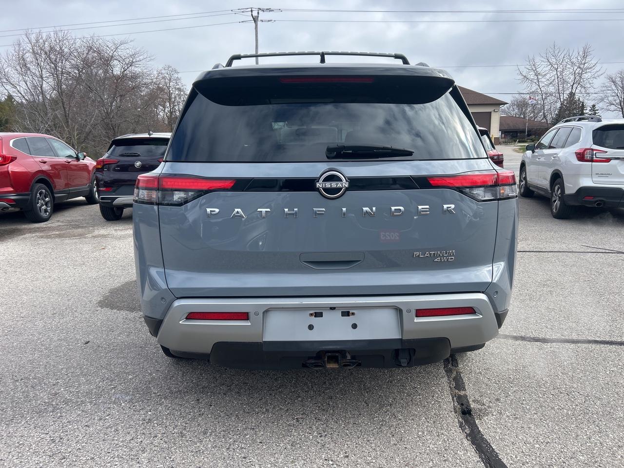 2022 Nissan Pathfinder PLATINUM, AWD, CLEAN CARFAX, 7 PASS, REMOTE START! Photo4