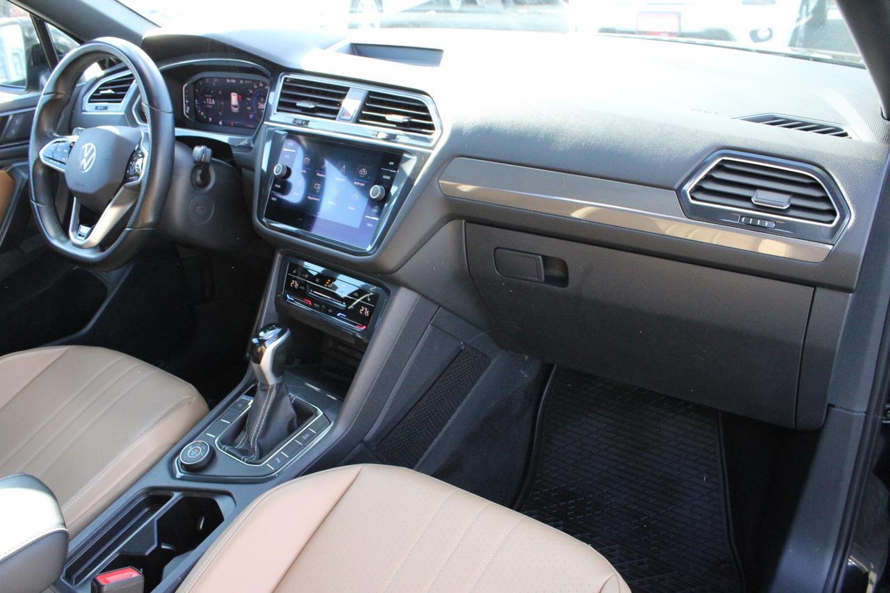 2022 Volkswagen Tiguan Comfortline R-Line Black 4MOTION   No Accident   B Photo