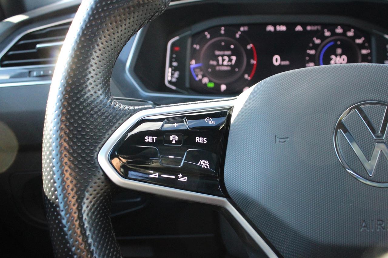 2022 Volkswagen Tiguan Comfortline R-Line Black 4MOTION   No Accident   B Photo