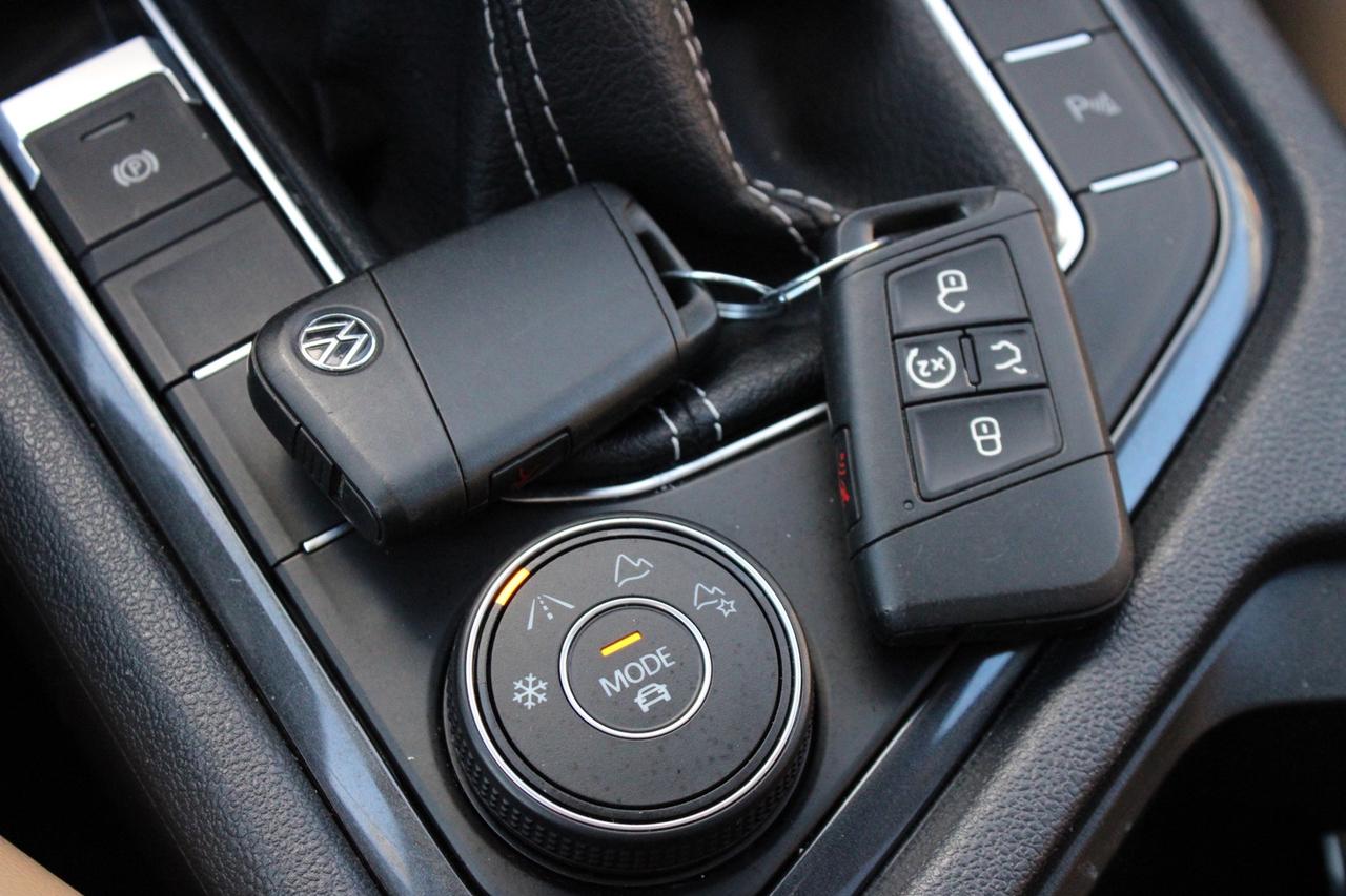 2022 Volkswagen Tiguan Comfortline R-Line Black 4MOTION   No Accident   B Photo