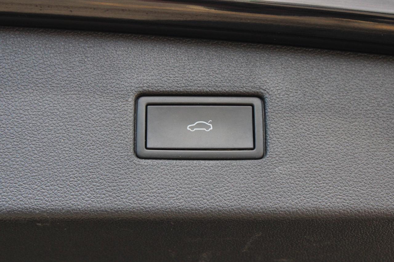 2022 Volkswagen Tiguan Comfortline R-Line Black 4MOTION   No Accident   B Photo