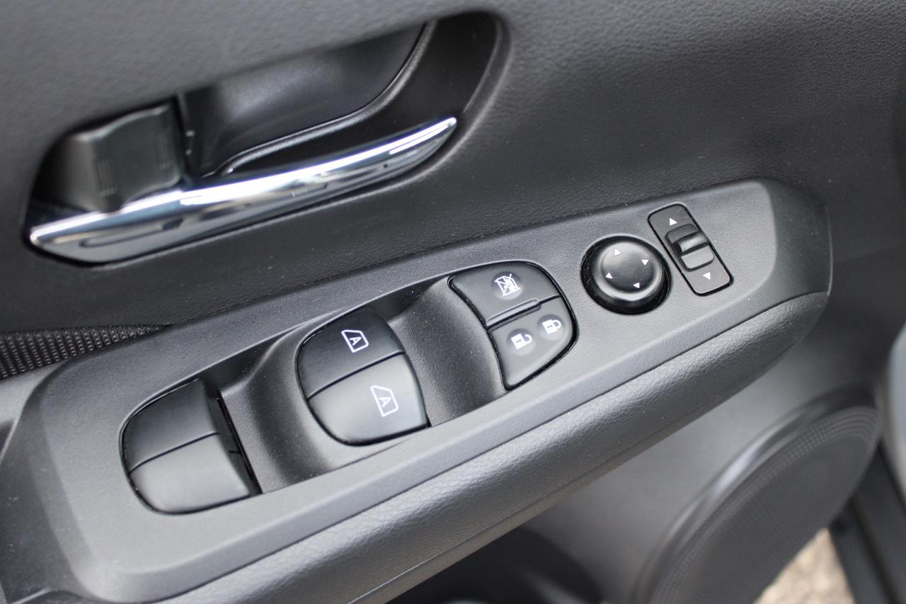 2023 Nissan Kicks SV No Accident Clean Carfax Low KM Photo