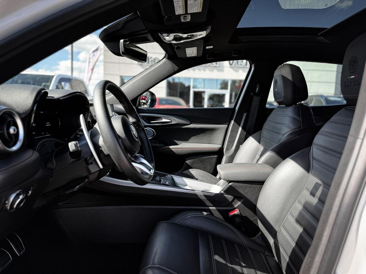 2025 Alfa Romeo Tonale PHEV Tributo   AWD   SUNROOF   HEATED SEATS   BLINDSPOT Photo