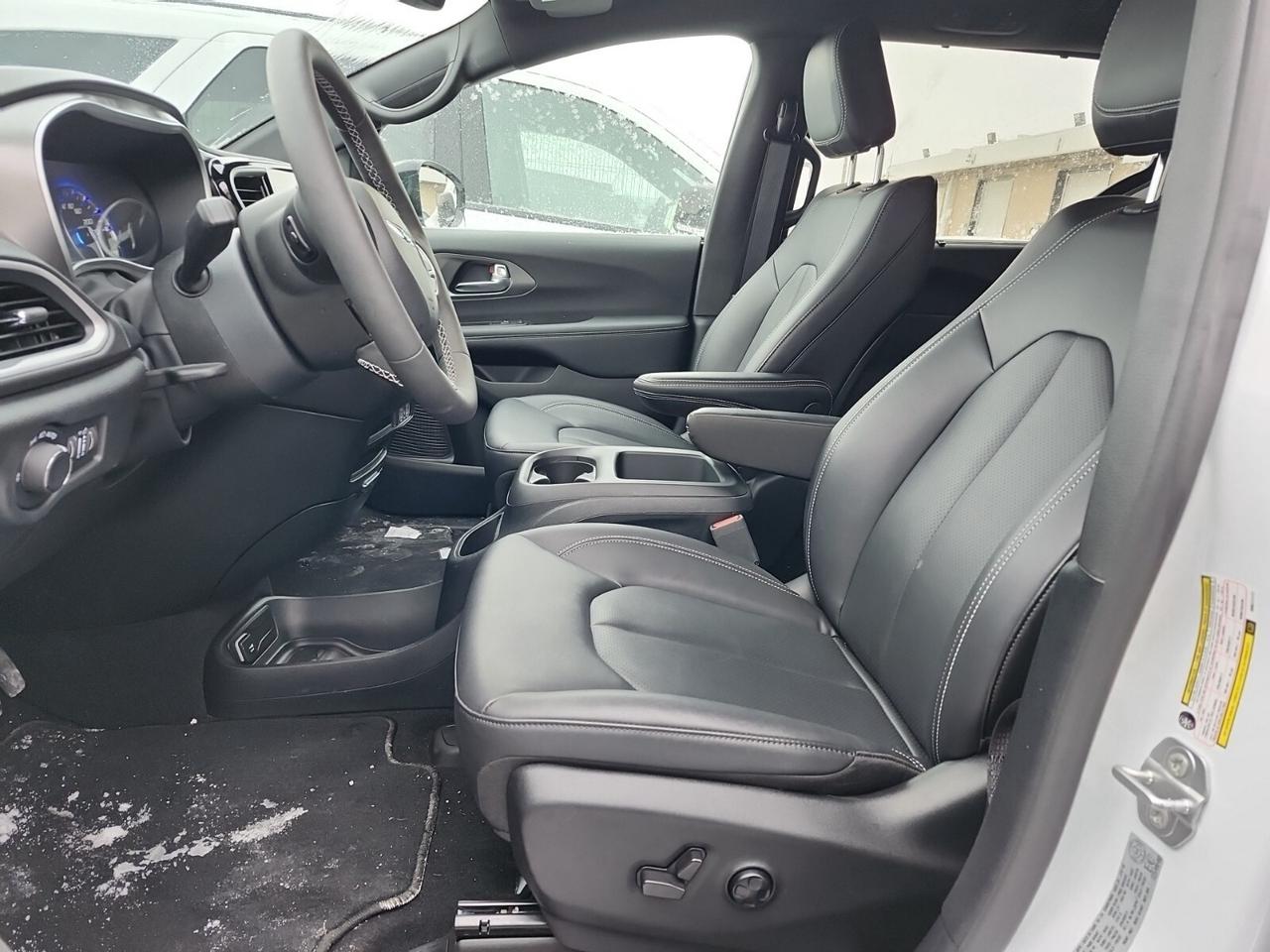 2025 Chrysler Grand Caravan SXT   PWR DOORS   REMOTE START   BLINDSPOT   LANE Photo