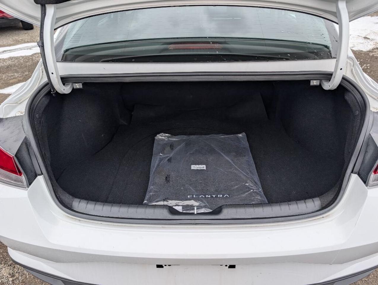 2023 Hyundai Elantra Preferred TECH PKG  NAV   SUNROOF   CAMERA  HTD SE Photo