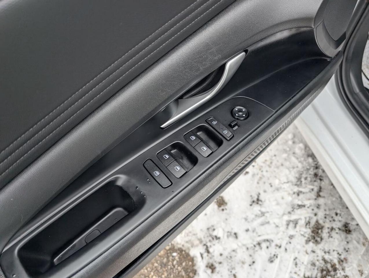 2023 Hyundai Elantra Preferred TECH PKG  NAV   SUNROOF   CAMERA  HTD SE Photo