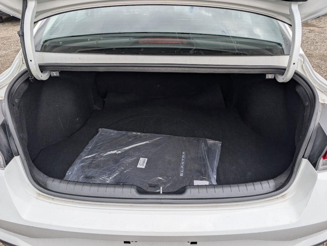 2023 Hyundai Elantra Preferred TECH PKG  NAV   SUNROOF   CAMERA  HTD SE Photo