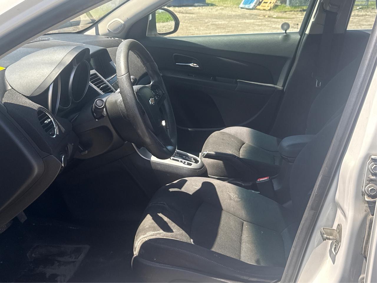 2015 Chevrolet Cruze CERTIFIED CLEAN CAR WE FINANCE ALL CREDIT Photo