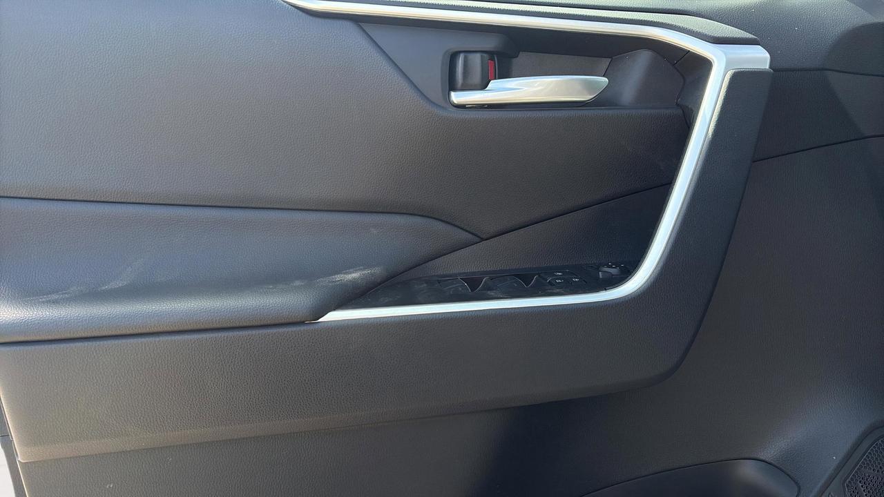 2025 Toyota RAV4 XLE Photo