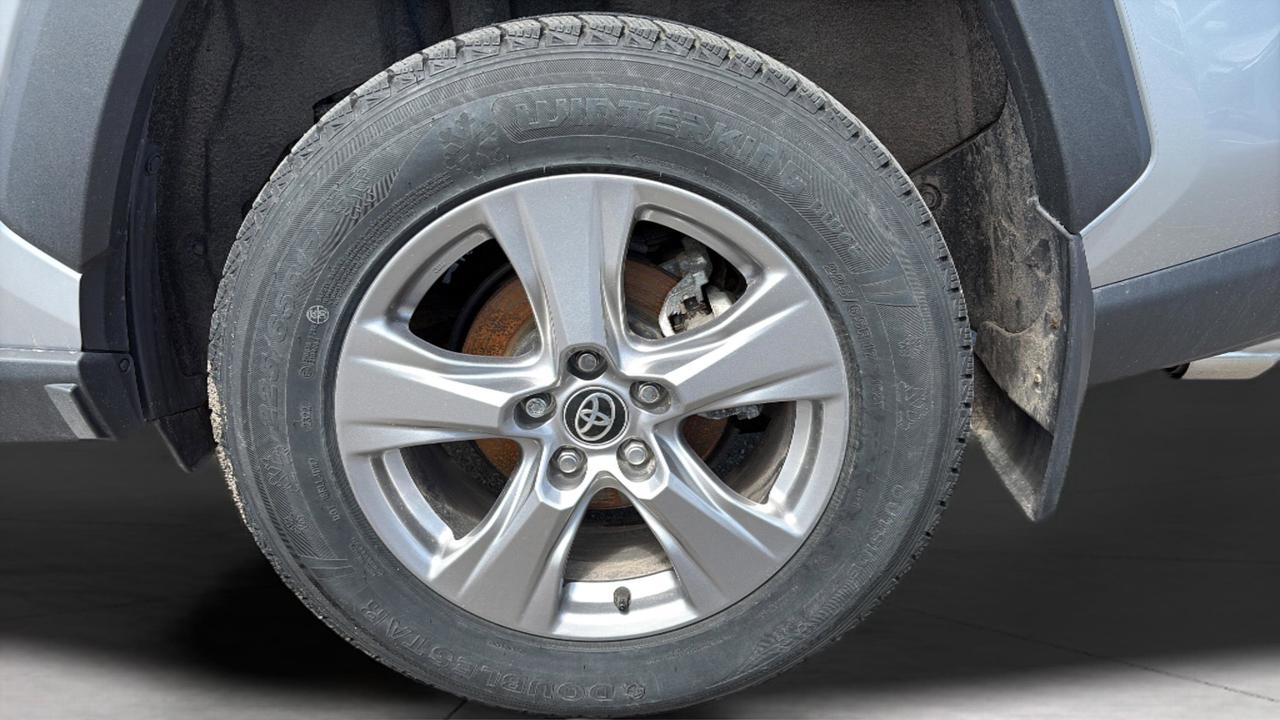 2025 Toyota RAV4 XLE Photo
