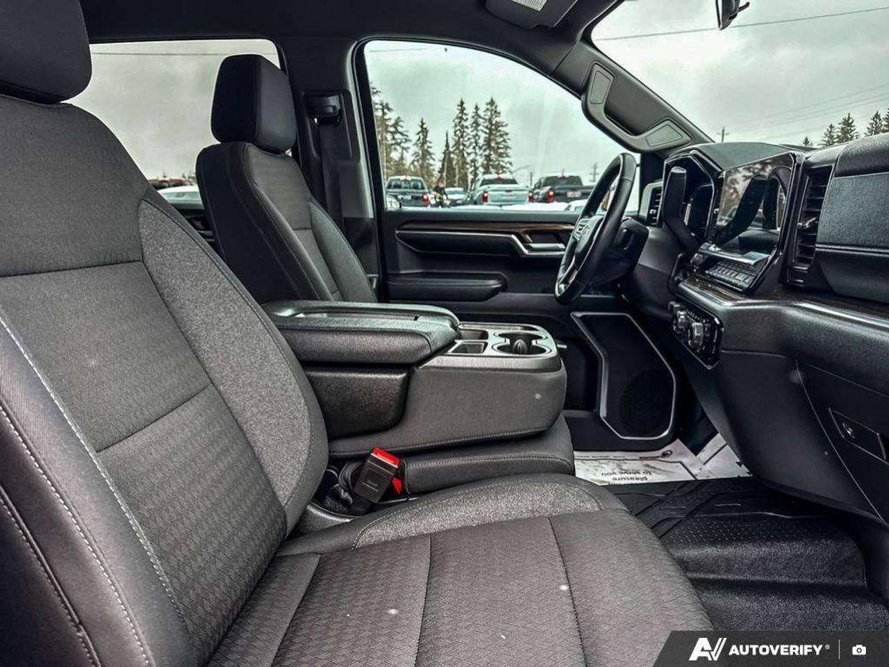 2024 Chevrolet Silverado 1500 BEDLINER. ALL WEATHER MATS. RUNNING BOARDS. TRAILERING PKG. TRUE NORTH EDITION. Photo