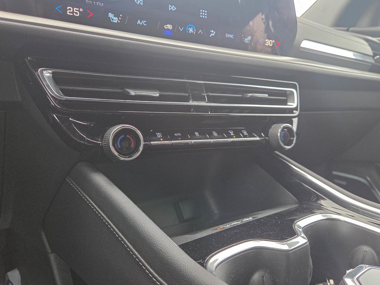 2025 Chevrolet Traverse LT Photo