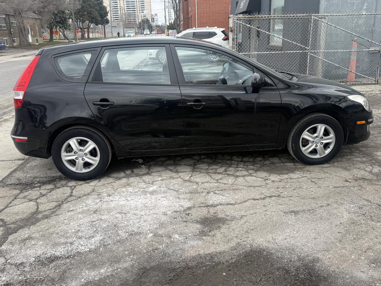 2011 Hyundai Elantra Touring GLS Photo3