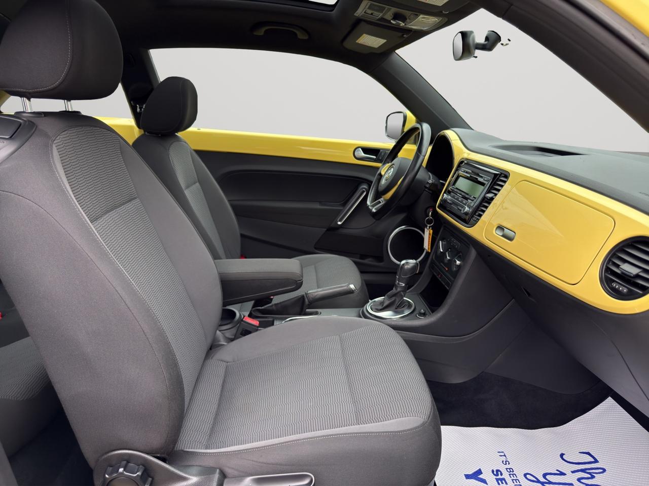 2013 Volkswagen Beetle 2.0L TDI Comfortline - Diesel -  Moonroof !!!! Photo