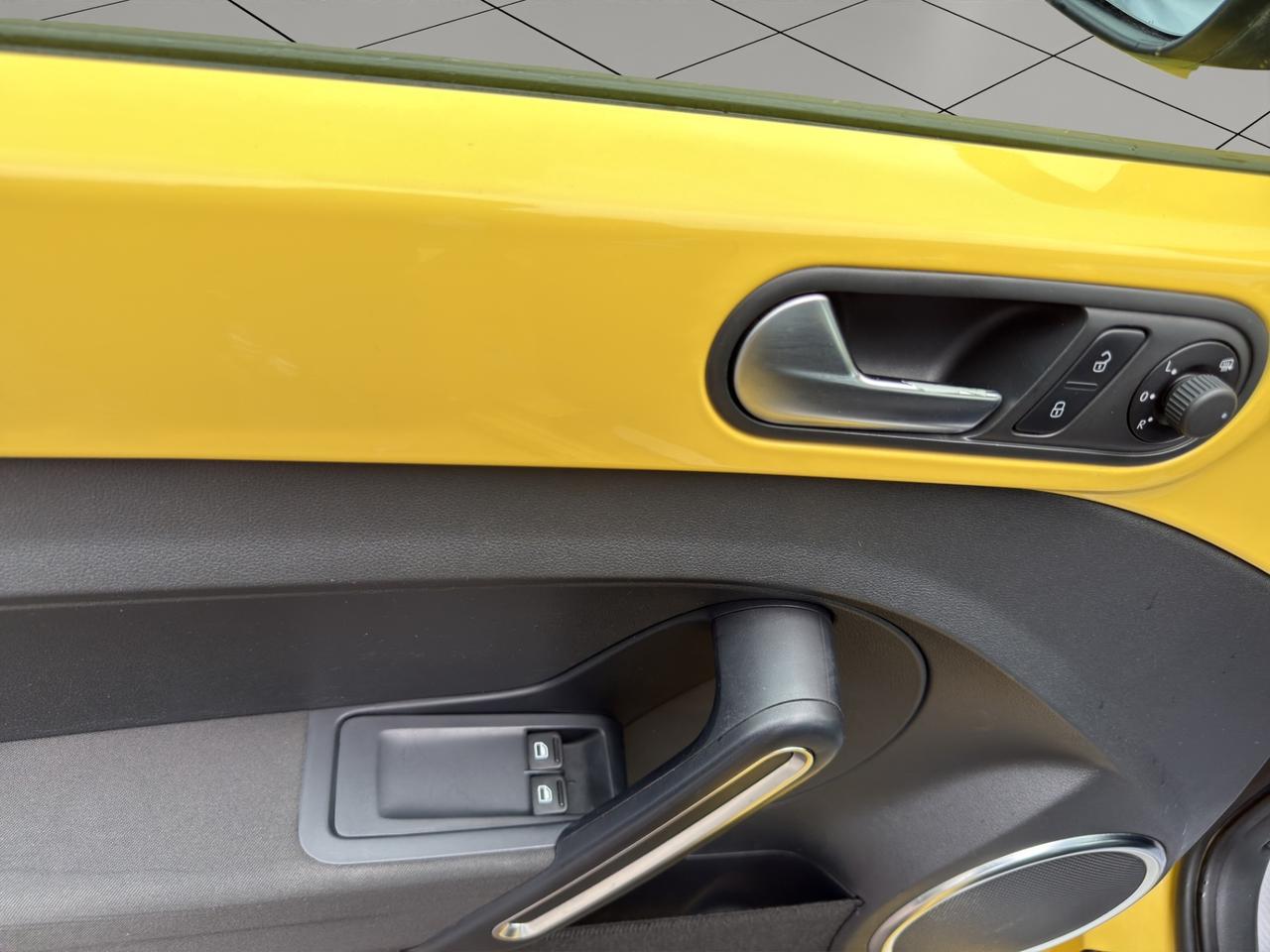 2013 Volkswagen Beetle 2.0L TDI Comfortline - Diesel -  Moonroof !!!! Photo