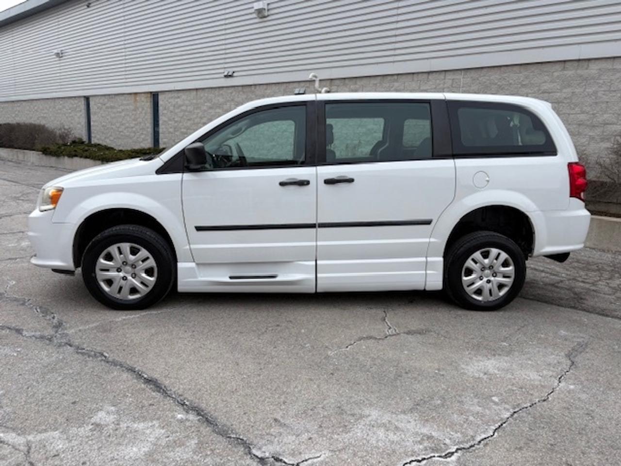 2014 Dodge Grand Caravan BRAUNABILITY WHEEL CHAIR ACCESSIBLE Photo2