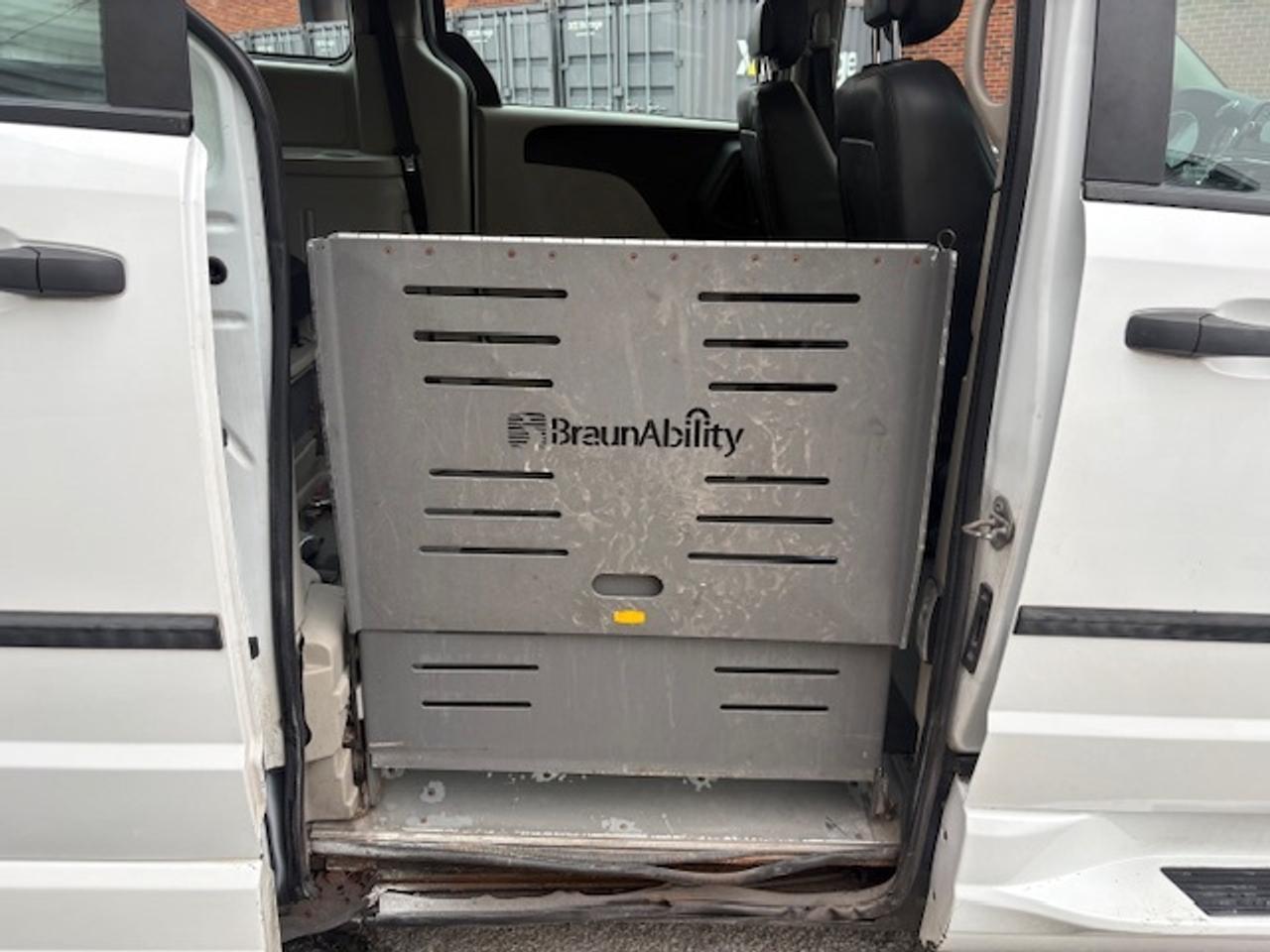 2014 Dodge Grand Caravan BRAUNABILITY WHEEL CHAIR ACCESSIBLE Photo