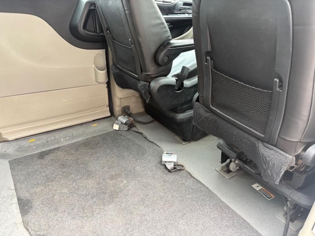 2014 Dodge Grand Caravan BRAUNABILITY WHEEL CHAIR ACCESSIBLE Photo